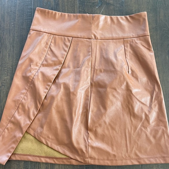 SHEIN Privé Faux Leather Asymmetrical Hem Skirt - Picture 5 of 9